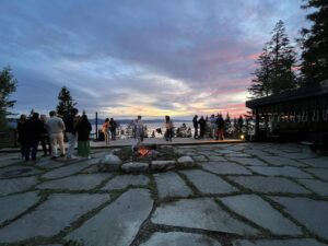 Gapahuk og folk med utsikt over fjorden