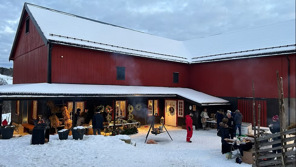 Onøyen gård med julemarked i tunet, snø, folk, bål og julestemning