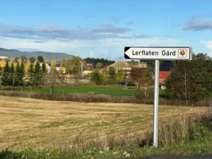Lerflaten gård skilt