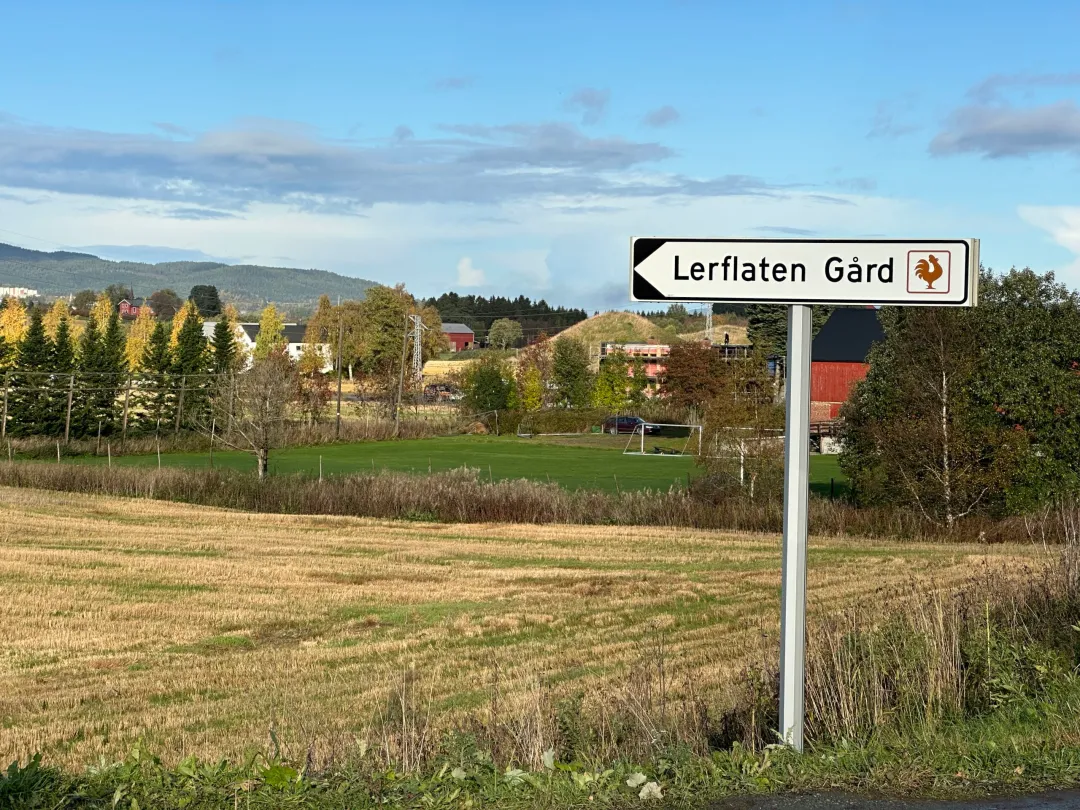 Lerflaten gård skilt