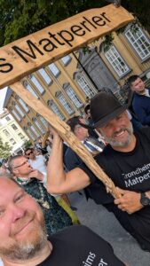 Matperler - to menn - med fane