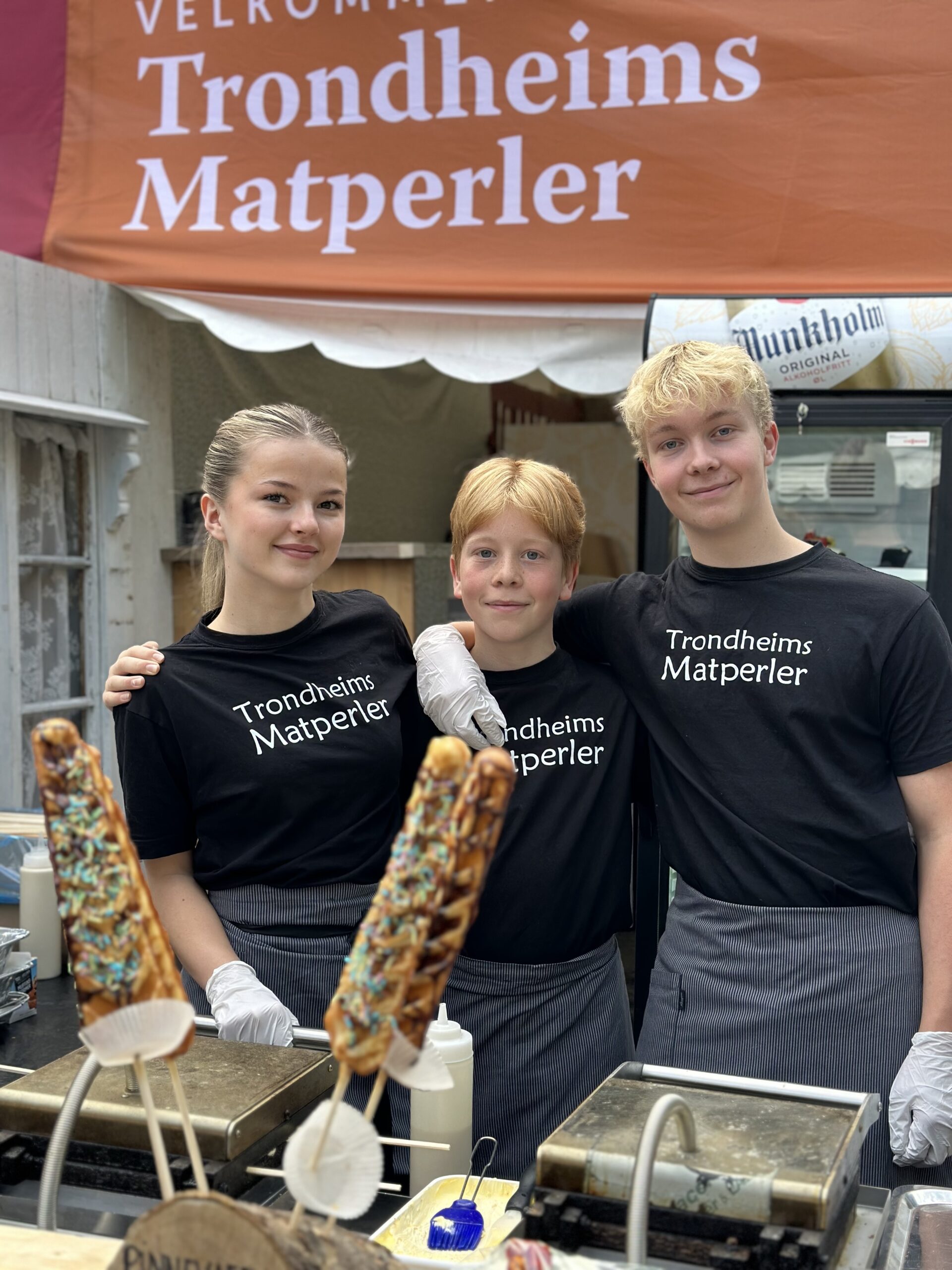 Ungdommer fra Trondheims Matperler selger pinnevafler på matfestival.