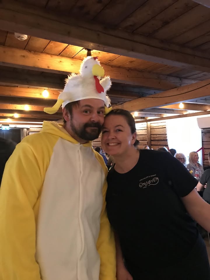 Mann i påskekyllingdrakt